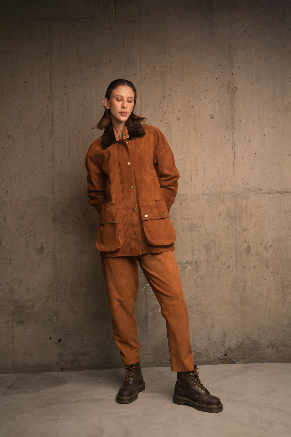 CHAQUETA ELIZABETH CON BOLSILLOS DE FUELLE Y CUELLO DE PIEL DE OVEJA